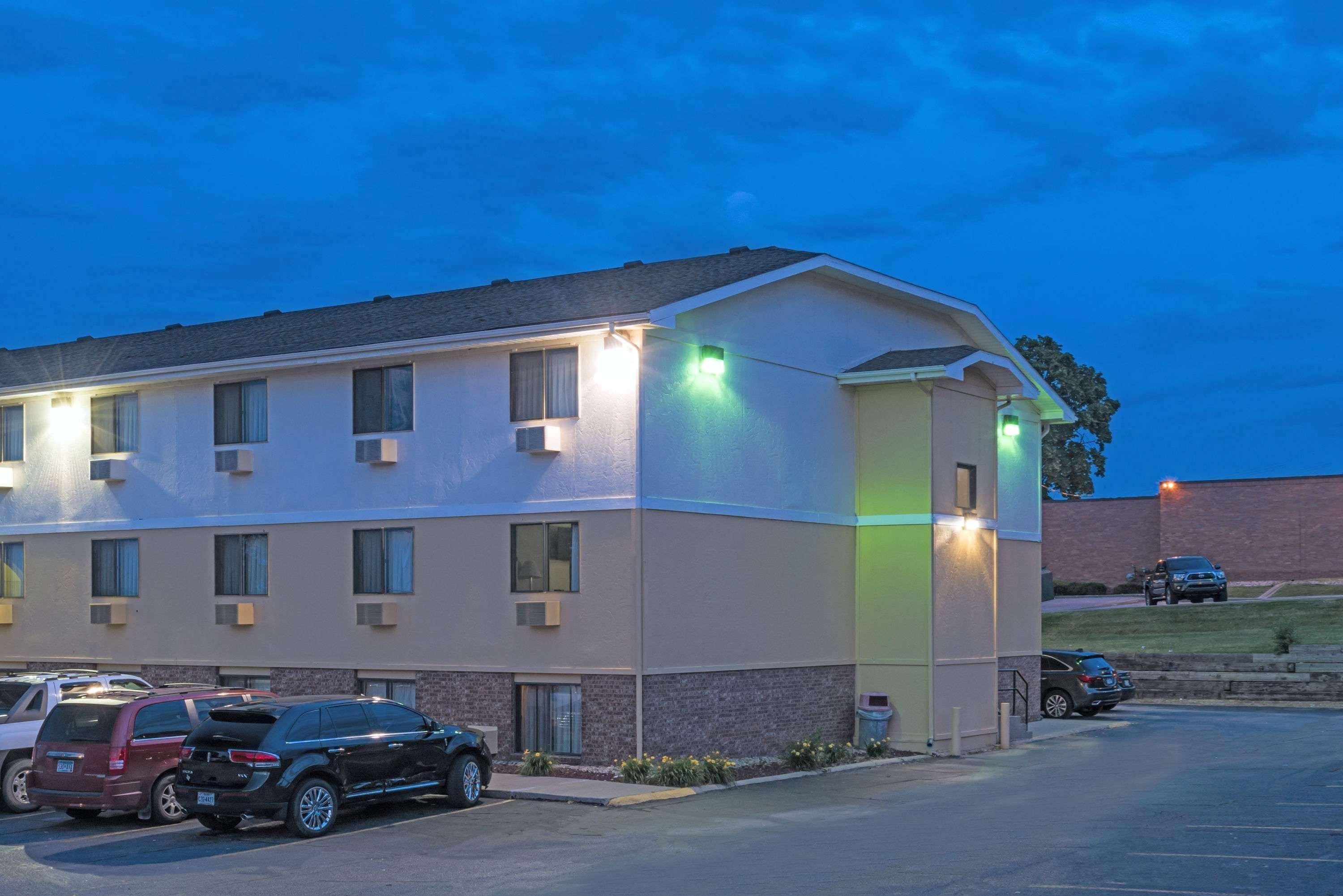 Готель Super 8 By Wyndham Omaha Ne Екстер'єр фото